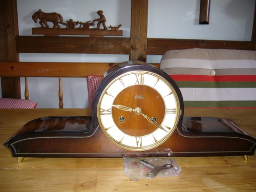 Große alte kamin - kamin, uhr,